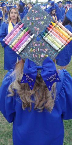 Grad Cap College, Graduation Cap Teacher, Graduation Cap Decoration Teacher, Kindergarten Graduation Pictures, Cap Decoration Graduation, Education Graduation Cap, Teacher Graduation Cap, Jumbo Crayons, Graduation Pic