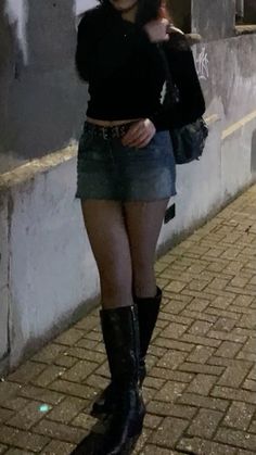 Autumn Skirt Outfit Aesthetic, Denim Jacket Party Outfit, Long Skirt Tall Boots Outfit, Black Flowy Mini Skirt Outfit, Serena Mtv Downtown Outfit, Dark Denim Mini Skirt Outfit, Y2k Dark Outfits, Outfits With Long Black Boots, 90s Fashion Latina