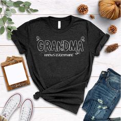 Celebrate your amazing grandma with this charming "Grandma Knows Everything" T-shirt. Perfect as a gift or a cozy wardrobe addition, this shirt is sure to bring a smile. 📌 Premium Quality: Made from soft, breathable cotton for maximum comfort and durability. 📌 Personalized Touch: Customizable with names, making it a unique gift tailored just for her. 📌 Heartfelt Design: Decorated with lovely floral patterns and warm, affectionate text. 📌 Versatile Wear: Perfect for casual outings, family gat Crew Neck T-shirt With Lettering For Gift, Mother's Day Gift T-shirt With Lettering, Mother's Day T-shirt With Lettering As A Gift, Mother's Day T-shirt With Lettering, Family Reunion Mother's Day Crew Neck T-shirt, Mother's Day Family Reunion Crew Neck T-shirt, Cozy Wardrobe, Cute Grandma, Granny Gifts