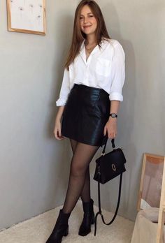 Outfit Botas, Leather Skirt Outfit, Black Leather Skirt, Mode Casual, Causual Outfits, Mode Inspo