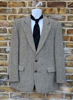 "KINGLOUIEVINTAGE   Quality Vintage & British made clothing DESCRIPTION = Vintage 1990's Quality green coloured pure wool sport jacket. Collared neck with notched lapels and two button front opening. Long sleeves with three button cuffs, two front flapped pockets and double rear vent. Traditional Harris Tweed jacket BRAND = Harris Tweed by Kilmaine SIZE (UK) = 42 CONDITION :- = Excellent, practically unworn. Minor biro mark to inside label   MEASURMENTS (Inches) = ARMPIT - ARMPIT :- 21.5\" COLLA Classic Green Winter Suits, Green Wool Winter Suits, Green Wool Suits For Winter, Classic Green Tweed Jacket For Winter, Green Wool Long-sleeved Sport Coat, Green Wool Sport Coat With Long Sleeves, Green Wool Sport Coat, Vintage Herringbone Tweed Jacket, Vintage Tweed Sport Coat For Winter