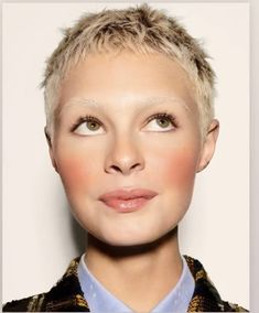 Makeup Subtle, Pixie Styling, Shaved Side Hairstyles, Gorgeous Gray Hair, Annie Lennox, Really Short Hair, Great Haircuts