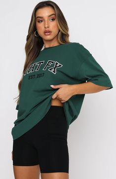 Boxy Fit Logo Print Top, Sporty Drop Shoulder Tops For College, Athleisure Tops For College In Spring, Spring Athleisure Tops For College, Graphic Print Sportswear Top For Streetwear, Casual Drop Shoulder Tops With Letter Print, Urban Activewear Relaxed Fit With Letter Print, Sporty Drop Shoulder Top With Text Print, Trendy Oversized Sports Tops