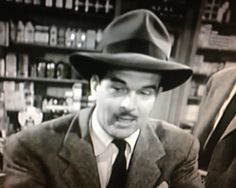 The most kick-ass Fedora ever.  A still from That Hagen Girl with Ronald Reagan and Shirley Temple Vintage Mens Fashion, Fashion Vintage, Stylish Men, Fedora