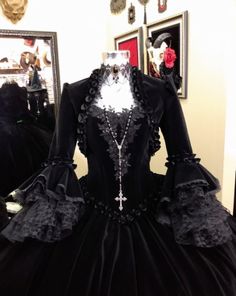 1800 Gothic Fashion, Vampire Wedding Dress Victorian Gothic, Gothic Victorian Wedding Dress, Vampire Aesthetic Wedding, Romantic Style Fashion Inspiration, Goth Quinceanera Theme, Vampire Dress Victorian, Gothic Wedding Dress Victorian, Vampire Dress Aesthetic