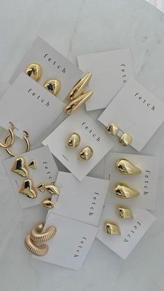 How To Market Jewelry Business, Gold Jewelry Inspo Aesthetic, Aesthetic Jewelry Ideas, Jewelry Selling Ideas, Good Jewelry Aesthetic, Golden Earrings Aesthetic, Jewelry Business Aesthetic, Earring Cards Ideas, Cute Jewelry Aesthetic