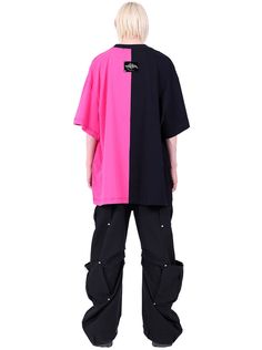 Bold oversized t-shirt featuring a split design in black and vibrant pink. The centerpiece is a striking graphic of a stylized cat face with an exaggerated, toothy grin. White outlines and pink drip details add contrast and edgy flair. The relaxed fit and dropped shoulders create a casual, streetwear silhouette. Model info MODEL 1 Height: 176cm Weight: 49kg Wearing size: M MODEL 2 Height: 185cm Weight: 63kg Wearing size: L Oversized Pink T-shirt For Streetwear, Oversized Pink Graphic T-shirt, Oversized Pink Top With Graphic Design, Edgy Pink T-shirt For Streetwear, Cat Demon, Toothy Grin, Split Design, Cat Face, Casual Streetwear