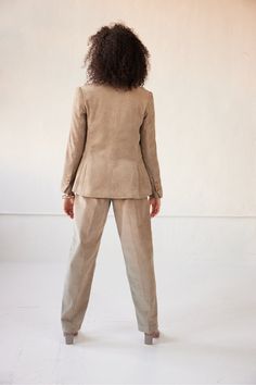 Fall Linen Suits With Welt Pockets, Winter Linen Tweed Jacket For Work, Fall Pantsuit With Notch Lapel And Hidden Buttons, Fall Season Linen Suits For Business Casual, Fall Business Casual Linen Suits, Fall Linen Business Casual Suits, Fall Single Button Linen Suit, Fitted Suits With Pockets For Fall, Winter Linen Blazer With Notch Lapel