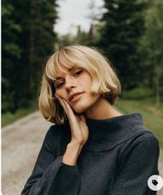 Bob With Two Long Strands, Blonde Bob And Fringe, Blonde Bob Haircut With Bangs, Short Blonde Hair With Bangs Bob, Short Bob With Bangs Blonde, Blonde Bangs Short Hair, Blonde Short Bob With Bangs, Blonde Bob Hairstyles With Bangs, Blonde Short Hair Bangs