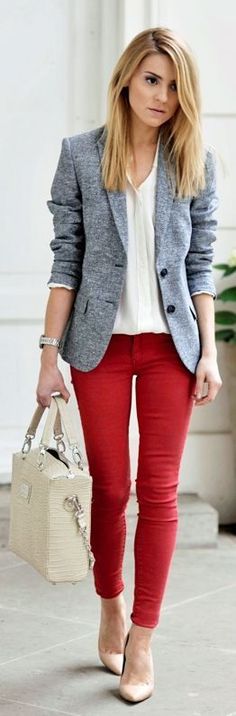 Red jeans, white blouse under a grey jacket Classy Fall Outfits, Red Plaid Scarf, Gray Blazer, Outfit Jeans, Red Pants, Business Outfit, Business Attire, Business Casual Outfits