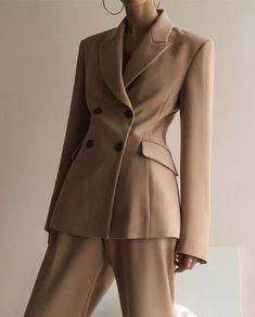 How to Look Expensive On A Budget - MY CHIC OBSESSION My Chic Obsession, Elegantes Business Outfit, How To Look Expensive, Look Expensive, Coat Outfit, Business Outfit, Moda Vintage