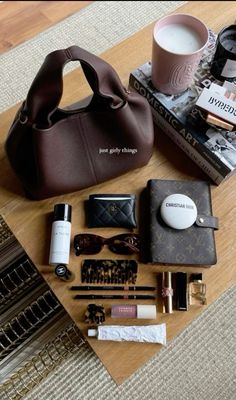 Everyday Bag Essentials, Inside My Bag, Estilo Indie, Handbag Essentials, Autumn Outfits, My Bag