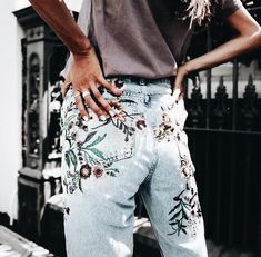 Denim Outfits, Estilo Hippie, Outfit Jeans, Embroidered Jeans, Looks Chic, Denim Overalls, Inspiration Mode, Mode Inspiration, Shibori