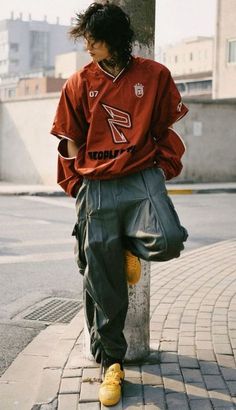 Male Kpop Idol Fashion, 90s Street Style Men, Male Outfit Reference, Male Clothing Ideas, Street Wear Aesthetic Men, Outfit Inspo Male, Y2k Aesthetic Men, Male Street Fashion, Streetwear Pose