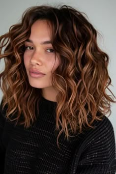 Balayage Strähnchen: 60+ frische Looks für jeden Typ - hairtastic.de Medium Brown Balayage Curly Hair, Short Wavy Balayage Hair, Caramel Balayage On Short Hair, 2024 Brown Hair Trends, Brown To Auburn Balayage, Caramel Balayage Short Hair, Dramatic Balayage, Balayage Curly Hair, Hannah Murray