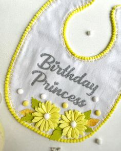 Make your little girl's birthday celebration extra special with our beautiful chamomile-themed birthday set! This charming set is the perfect way to complete any party outfit and is guaranteed to make your little one feel like the star of the show. The set includes a stunning birthday hat and a matching bib, both adorned with soft felt chamomiles, delicate tulle, grosgrain ribbons, and small pompoms. The hat is made of dense felt and expertly crafted to keep its shape, measuring 5.6 inches (14 Cute White Party Supplies For Gifts, Cute White Party Supplies For Gift, Playful White Party Supplies For First Birthday, Whimsical White Birthday Party Supplies, Whimsical White Party Supplies For Birthday, Baby Birthday Hat, Outfit Birthday Party, 1st Birthday Crown, Flower Outfit