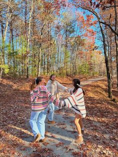 fall sweaters and fall leaves Fall Photoshoot With Friends, Fall Besties, Photoshoot With Friends, Olive Lynn, Aesthetic Thanksgiving, Sorority Poses, Fall Pics