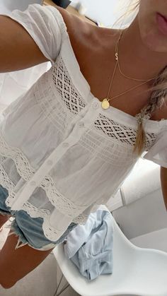 #outfit #inspo #zara #denim #goldjewlerey #gorjana White Jeans Beach Outfit, Shabby Chic Aesthetic Outfits, Brookie Yancey Outfits, Jeans Beach Outfit, Coastal Style Outfits, Brooke Yancey, White Jean Outfits, Lacey Outfits, Outfit Inso