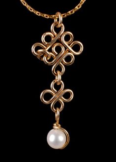 14k GoldFilled Pendant with a fresh water Pearl by meraviloza, $59.00 Anting Manik, Wire Jewelery, Wire Jewelry Making, Bijoux Fil Aluminium, Wire Jewelry Tutorial, Wire Jewelry Designs, Diy Wire Jewelry, Wire Work Jewelry, Wire Necklace