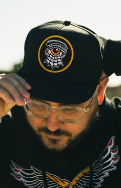 Die Neuauflage des Eye Web Snapback ist HIER! Mit unserem charakteristischen, kühnen und doch schlichten Designstil auf einer klassischen Popeline-Kappe.




 Schwarz




 Augen-Webdesign

 Passform: Popeline-Golfmütze




 Tiefe Krone

 Leicht strukturiert

 5 Felder

 Neuauflage Retro Black Baseball Cap With Embroidered Logo, Retro Black Trucker Hat For Streetwear, Retro 5-panel Trucker Hat For Streetwear, Retro Black Cotton Snapback Hat, Retro Black Cotton Baseball Cap, Retro Black Snapback Hat For Streetwear, Retro Black Snapback Hat, Retro Black Baseball Cap, Retro 5-panel Baseball Cap With Logo Patch