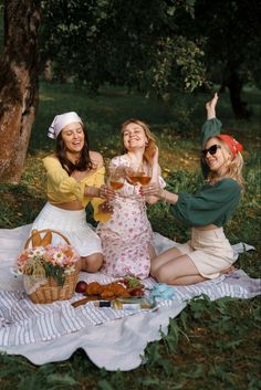 Group Picnic Photoshoot, Best Friend Picnic Photoshoot, Picnic Aesthetic Photoshoot Friends, Picnic With Friends Aesthetic, Spring Picnic Aesthetic, Beach Fashion Shoot, Picnic Fashion