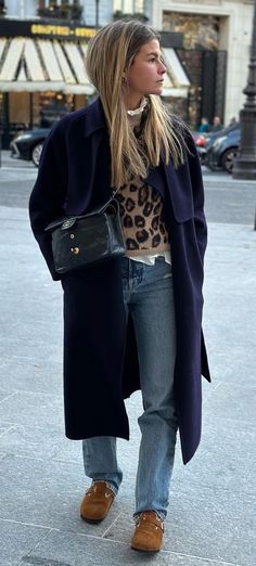 Mode Mantel, Mode Hippie, Milan Street Style, Mum Fashion, Jean Boyfriend, Boyfriend Jean, Cooler Look, Birkenstock Boston, Carrie Bradshaw