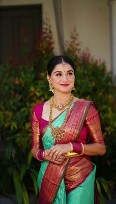 Pink Gold Blouse Designs, Kanchivaram Saree Blouse Designs, Pattu Blouse Neck Models, New Model Pattu Sarees, Bride Saree South Indian, Dhare Saree, Bridal Jewellery Indian Kundan, Katpadar Saree Blouse Design, South Indian Blouse Design