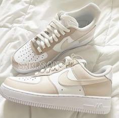 Pastel Cafe, Trendy Shoes Sneakers, Nike Shoes Girls, Dr Shoes, Nike Fashion Shoes, Preppy Shoes, All Nike Shoes, Nike Air Shoes, Cute Nike Shoes