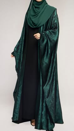 Emerald Abaya Set Green Abaya Designs, Green Abaya Outfit, Dark Green Abaya, Emerald Green Abaya, Velvet Abaya, Abaya Designs Dubai, Green Abaya, Fancy Abaya, Beautiful Abayas