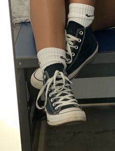 Converse And Socks, All Star Aesthetic, Boty Converse, Converse Aesthetic, Black And White Converse, Black Converse, Outfits With Converse, Geek Girls, Unisex Shoes