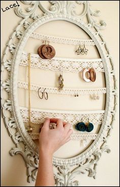 DIY Shabby Chic Jewelry Organizer Jewelry Storage Diy, Interior Boho, Shabby Chic Jewelry, Hiasan Bilik Tidur, Shabby Chic Diy, Earring Holder, Cool Ideas, Diy Vintage, Chic Jewelry