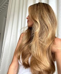 Brown Hair Inspiration, Cabello Afro Natural, Honey Brown Hair, Dirty Blonde Hair, Honey Blonde Hair, Hair 2024, Blonde Hair Inspiration, Hairdos For Curly Hair, Blonde Hair Looks