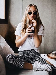 Street Style Vintage, Millennials Fashion, Checkered Pants, Model Pose, Bohol, Trik Fotografi, Victoria Secrets, Casual Chic Outfit, Weekend Outfit