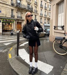 00s Mode, Biker Shorts Outfit, Paris Mode, Leather Jacket Outfits, Miniskirt Outfits, Blair Waldorf, Winter Trends