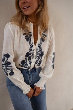 Floral Blouse Outfit, Parisian Women, Perfect Blouse, Estilo Hippie, Blue Embroidery, Easy Trendy Outfits, Fashion Mistakes, Blouse Outfit, Style Mistakes