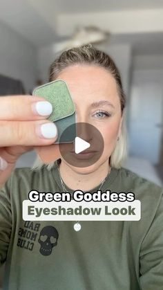 How To Green Eyeshadow, Green Shadow Makeup Tutorial, Eye Shadow For Green Dress, How To Wear Colorful Eyeshadow, Green Makeup For Wedding, Eyemakeup Green Eyes Tutorial, Eye Shadowing Tutorial Green Eyes, Green Makeup Step By Step, How To Do Green Eyeshadow