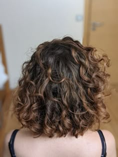 Hair Pale Skin, Curly Hair Inspo, Wavy Haircuts, Natural Wavy Hair, Cut Her Hair, Short Wavy Hair, Curly Hair Inspiration, Curly Girl Hairstyles