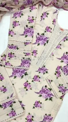 Printed Kameez Designs, Floral Suit Designs, Lawn Kameez Designs Pakistani, Printed Shalwar Kameez Design, Dress Desgines, Lace Suits, Shalwar Kameez Design, Suit Stitching, Kulcha Recipe