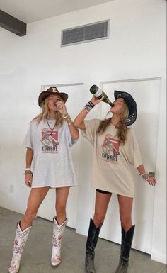 Country Concert Outfits 2023, Country Concert Outfit Ideas 2023, Country Music Fest Outfits, Western Music Festival Outfit, Concert Outfits Jeans, Cowboy Outfits For Women Cowgirls, Country Concerts Outfits, Country Music Concert Outfit Summer, Country Concert Photo Ideas