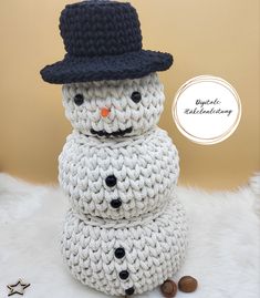 "Building a snowman and having a snowball fight, winter is so beautiful!" With this crochet pattern you can crochet (build) the snowman for the winter :) "Storage basket snowman" This is a PDF CROCHET PATTERN in German - not the finished product! The instructions are suitable for beginners. Dimensions: Height approx. 34 cm with hat, small snowman approx. 24.5 cm with hat Material: * Cotton cord 5 mm (e.g. color Natural from Bobbiny. I have approx. 600g for the big snowman) * Cotton cord 3 mm (e. Crochet Snowman With Hat, Crochet Snow Globe Pattern, Snowman Crochet, Small Snowman, Crochet Snowman, Snow Christmas, Build A Snowman, Magic Ring, Single Crochet Stitch