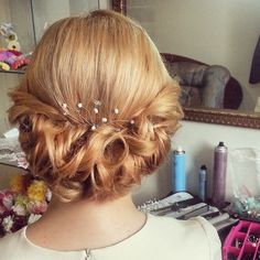 low curly roll updo for medium length Regency Hair, Updo Bridesmaid, Medium Length Curly Hair, Roll Hairstyle, Simple Hairstyles, Curly Updo