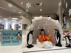 Igloo theme with penguins 2022- Warm up with a great book.- Door Decorating Contest, Pole Nord, Christmas Tree Candy, Christmas Tree Diy, Candy Land Christmas Decorations, Candy Land Christmas Decorations Diy