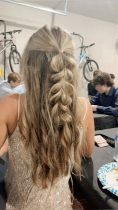 Grad Hair, Prom Hair Medium, Day Hairstyles, Half Up Half Down Hair Prom, Prom Inspo, Jr Prom