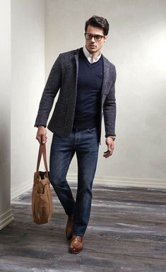 Wearing Jeans To Work: 28 Casual Professional Ways To Style Your Denim For Men  #CasualProfessionalWaysToStyleYourDenimForMen #CasualWaysToWearJeansToWork Eldredge Knot, Fall Fashion Coats, Office Uniform, Mode Retro, Smart Casual Wear, Casual Professional, Mens Fashion Smart