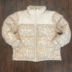 Nwt Smoke Free Home Extremely Rare White Cheetah Print Built For Mountain And City Life, The Women’s 1996 Retro Nuptse Jacket Has An Unmistakable Silhouette. Featuring A Water-Repellent Ripstop Fabric And Oversized Baffles For Warmth, This Throwback Design Will Help Keep You Dry And Covered. The North Face Nuptse Sherpa, White The North Face Outerwear For Cold Weather, Northface Fuzzy Jacket, The North Face Long Sleeve Winter Puffer Jacket, Women’s North Face Jackets, Puffer Jacket Aesthetic, Northface Retro Nuptse, North Face Metropolis Parka, Beige Puffer Jacket