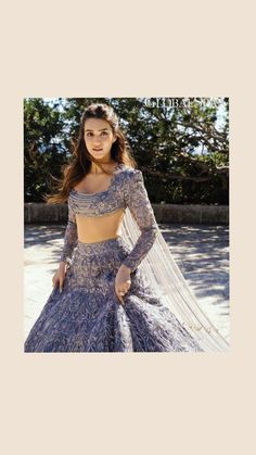 भारतीय दुल्हन संबंधी, Indian Bridesmaid Dresses, Sangeet Outfit, Wedding Lehenga Designs, Lehenga Designs Simple, Lehnga Dress, Indian Dresses Traditional, Kriti Sanon, Traditional Indian Outfits