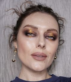 Eyeshadow Smokey Eye, Katie Jane Hughes, Subtle Smokey Eye, Halo Eyeshadow, Gold Smokey Eye, Gold Eye Makeup, Eyeshadow For Brown Eyes, Smokey Eye For Brown Eyes, Kkw Beauty