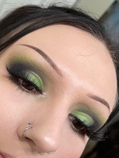 Green Makeup Alternative, Green Crease Eyeshadow, James Charles Eyeshadow Looks, Green Eye Makeup On Brown Eyes, Green Witchy Eye Makeup, Dark Green Eye Makeup Hooded Eyes, Y2k Makeup Green, Green Glam Eyeshadow, Dark Green Eye Makeup Looks