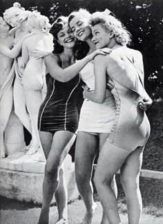 1940's #1940sfashion #1940sclothing #1940sdress Zadie Smith, Vintage Swim, Three Graces, Vintage Swimsuits, Moda Vintage, Vintage Humor, 인물 사진