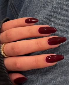 Almond Nails For November, Nail Ideas Acrylic Plain Color, Red Nails With Outfit, Transition Fall Nail Colors, Fall Red Color Nails, Cute Nails Round Shape, Nail Ideas Chic, Nails For Asian Skin Tone, Gel Nail Colour Ideas